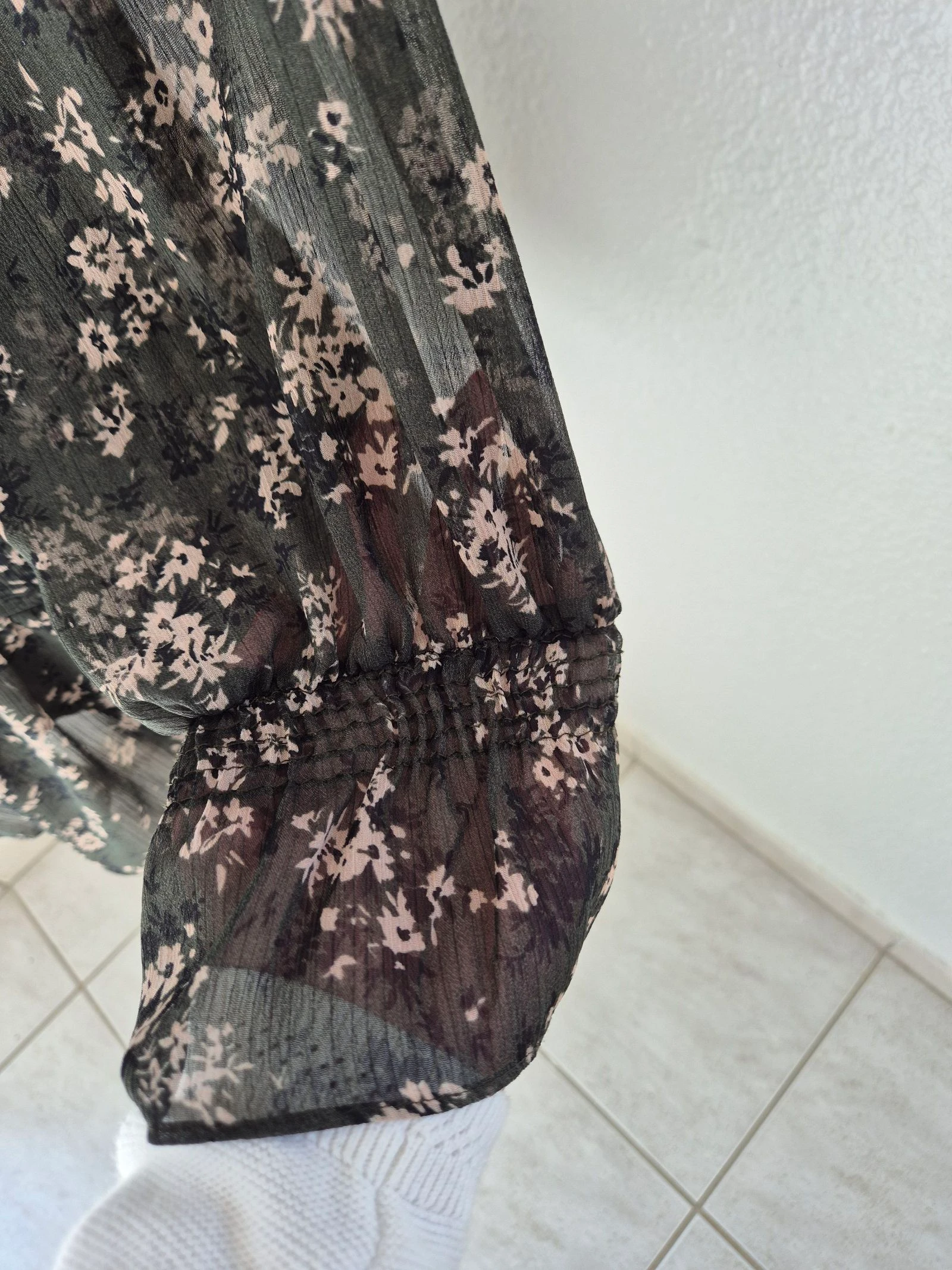 🌸 Vestido Zara floral cáqui P – seda fluida – mangas compridas – gola de babado – cinto – estilo boêmio chique – photo 4